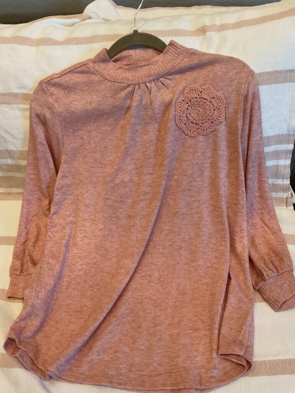 Adrienne Vittadini NWT Mock Neck Knit Top Mauve Crochet Flower Appliqué